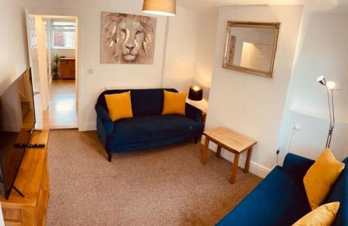 Lincoln Casa | Stylish cottage - Parking for 2 cars!