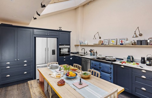 Dittisham Cabaña | Stylish cottage, river views, contemporary interior, garden views, village