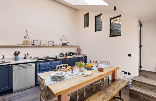 Dittisham Cabaña | Stylish cottage, river views, contemporary interior, garden views, village