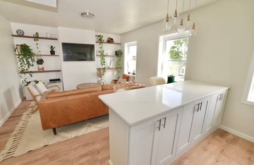 Forest Hill Apartamento | Stylish & Cozy Apartment near EWR w/King bed and Central AC