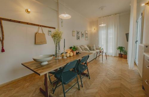 Petralona Apartamento | Stylish cozy artistic Athens apartment