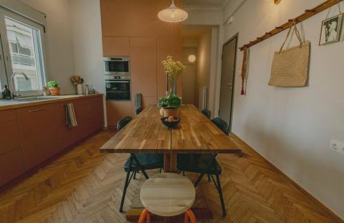Petralona Apartamento | Stylish cozy artistic Athens apartment