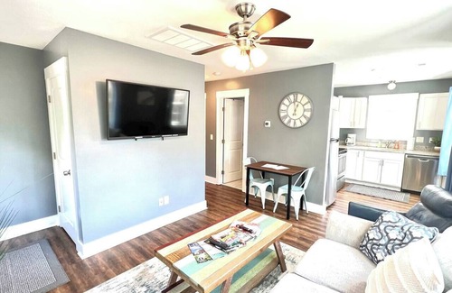 Wilmington Casa | Stylish Cozy Tree House & Pet Friendly!