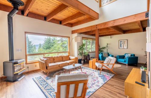 Oak Harbor Casa | Stylish Deception Pass Retreat with Bay Views