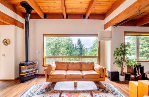 Oak Harbor Casa | Stylish Deception Pass Retreat with Bay Views