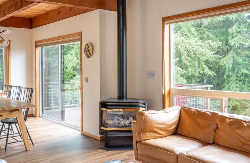 Oak Harbor Casa | Stylish Deception Pass Retreat with Bay Views