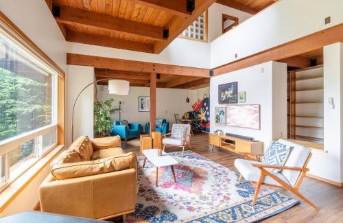 Oak Harbor Casa | Stylish Deception Pass Retreat with Bay Views