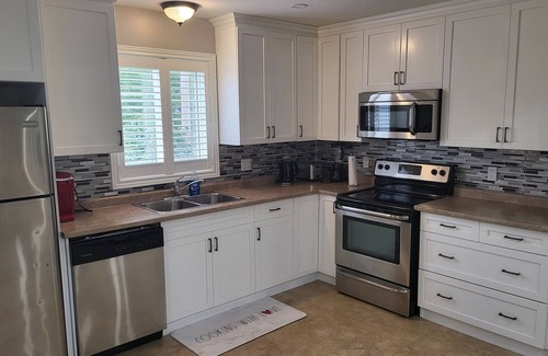 Welland Casa | Stylish decorated 3 bedrooms is located in a safe area -20 min to Niagara Falls.