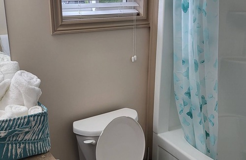 Welland Casa | Stylish decorated 3 bedrooms is located in a safe area -20 min to Niagara Falls.