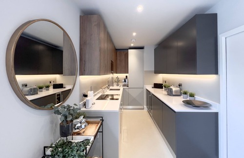 Tower Hamlets Apartamento | Stylish Designer Apartment - 1 minute walk to Mile End tube station