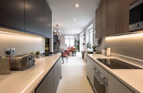 Tower Hamlets Apartamento | Stylish Designer Apartment - 1 minute walk to Mile End tube station