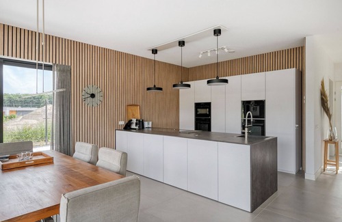 Zeewolde Casa | Stylish detached 6-person villa with private sauna, three en-suite bathrooms and private dock on the water