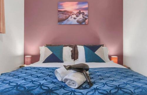 Two Mile Ash Casa | Stylish Detached Home, Sleeps 6