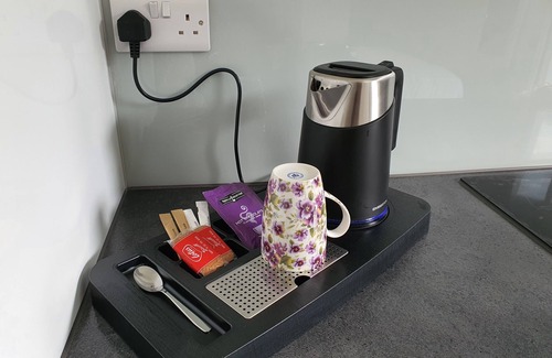 Filton Apartamento | Stylish detached studio with a wet room, Satellite TV & other amenities 😀