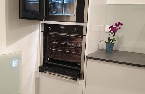 Filton Apartamento | Stylish detached studio with a wet room, Satellite TV & other amenities 😀