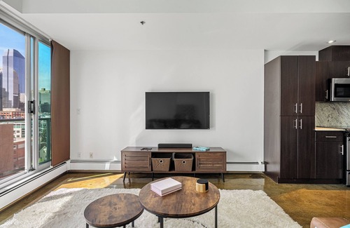 Connaught Condominio | Stylish Downtown Calgary Condo – Walk to Dining, Shops & Entertainment!