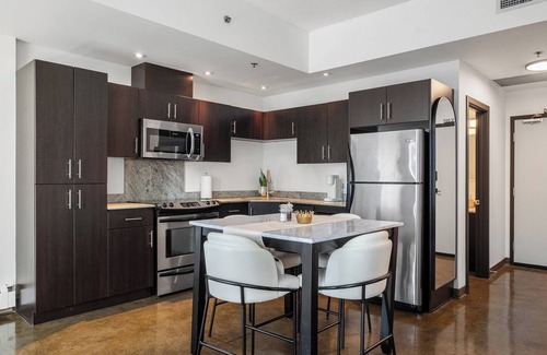 Connaught Condominio | Stylish Downtown Calgary Condo – Walk to Dining, Shops & Entertainment!