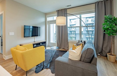 Summerhill Apartamento | Stylish Downtown Deluxe Apartment W/Pool & Parking