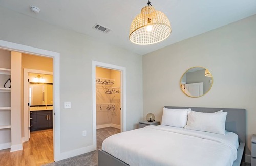 Summerhill Apartamento | Stylish Downtown Deluxe Apartment W/Pool & Parking