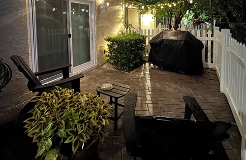 East Central Park Condominio | Stylish Downtown Escape 2BR with King Suite Patio Walkable Fast Wi-Fi