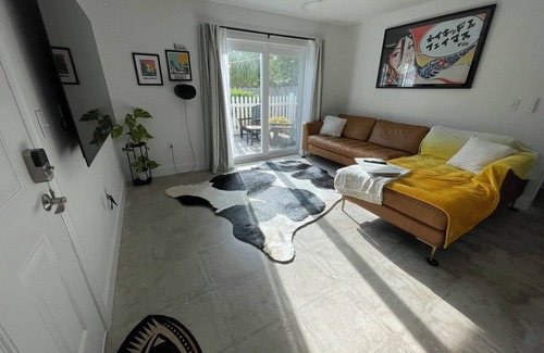 East Central Park Condominio | Stylish Downtown Escape 2BR with King Suite Patio Walkable Fast Wi-Fi