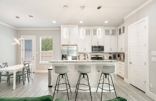 West Dallas Casa | Stylish Downtown Home with Massive Backyard