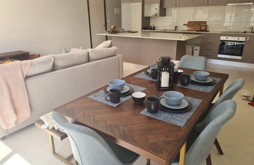Malua Bay Apartamento | Stylish duplex/apartment in quiet family street just 500m from patrolled beach