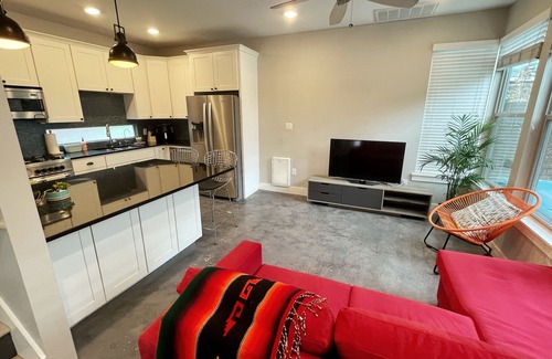 Govalle Casa | Stylish East Austin Resort-style property: 5/3 main house with a 2/2 guest house