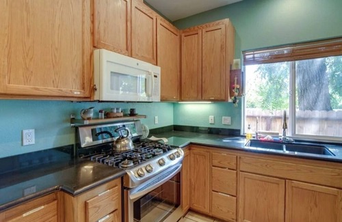 Ukiah Casa | Stylish, Eclectic two bedroom Retreat Near Downtown & hospital