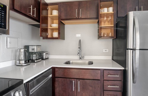 Edgewater Beach Apartamento | Stylish Edgewater 1BR w/ Gym, Deck & Lounge, nr L, by Blueground