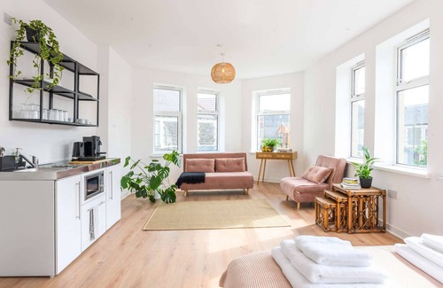 Riverside Apartamento | Stylish en-suite Boutique Apartment 8min to centre for 5