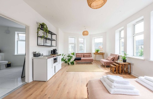 Riverside Apartamento | Stylish en-suite Boutique Apartment 8min to centre for 5