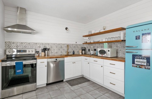 Old Village Casa | Stylish Escape: Posh Old Village Townhome