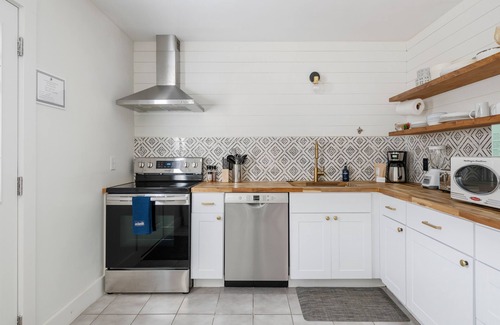 Old Village Casa | Stylish Escape: Posh Old Village Townhome