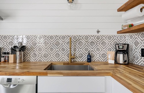 Old Village Casa | Stylish Escape: Posh Old Village Townhome