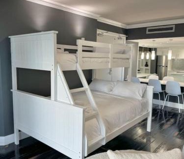 Darlinghurst Apartamento | Stylish Family 1BR with Cozy Bunks and Games for 5