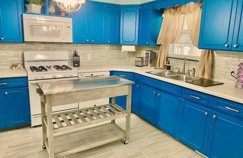 East Glenville Casa | Stylish Farmhouse Retreat|3Bedroom Rustic Elegance