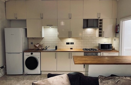 Surbiton Hill Apartamento | Stylish Flat in London 5 minutes Walk From The River/Surbiton Station