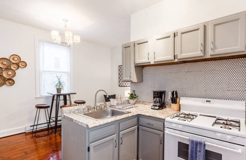Mount Auburn Apartamento | Stylish Flat in Walkable Downtown w/ Parking