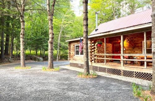 North Creek Chalet De Esquí | Stylish Forest Lodge with Large Hot Tub, Firepit and Fireplace minutes to Gore Mountain
