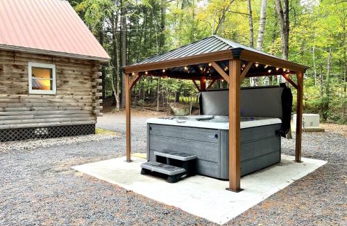 North Creek Chalet De Esquí | Stylish Forest Lodge with Large Hot Tub, Firepit and Fireplace minutes to Gore Mountain