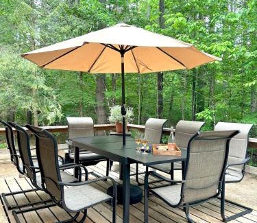 North Creek Chalet De Esquí | Stylish Forest Lodge with Large Hot Tub, Firepit and Fireplace minutes to Gore Mountain