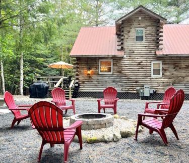 North Creek Chalet De Esquí | Stylish Forest Lodge with Large Hot Tub, Firepit and Fireplace minutes to Gore Mountain