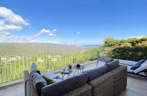 Les Adrets-de-l'Esterel Villa | Elegante villa renovada con piscina climatizada de borde infinito y vistas al mar sobre Cannes