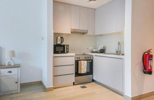 Madinat Zayed Apartamento | Stylish & Fully Furnished Studio in Yas Island