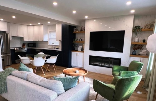 St. Catharines Casa | Stylish Fully-Loaded Home—Hot Tub, Fire-Pit, Stunning Backyard & 6 Parking Spots
