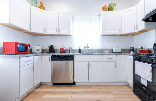 Atwater Village Casa | Stylish, gated, 3B/3B Bungalow - next to Silverlake/Echo Park - private parking