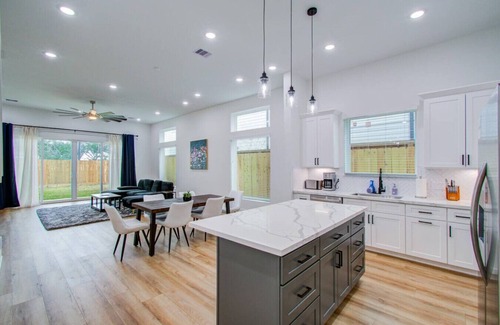 Riverside Terrace Casa | Upscale Paradise 6 min from Medical Center!