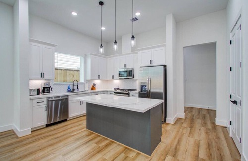 Riverside Terrace Casa | Upscale Paradise 6 min from Medical Center!