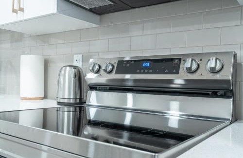 Southeast Calgary Apartamento | Stylish Getaway 2BD Basement by YMCA and South Health Campus Hospital